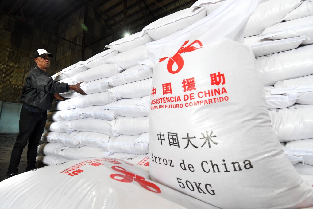 Workers stack rice donated by China in Havana, Cuba. Photo: Xinhua