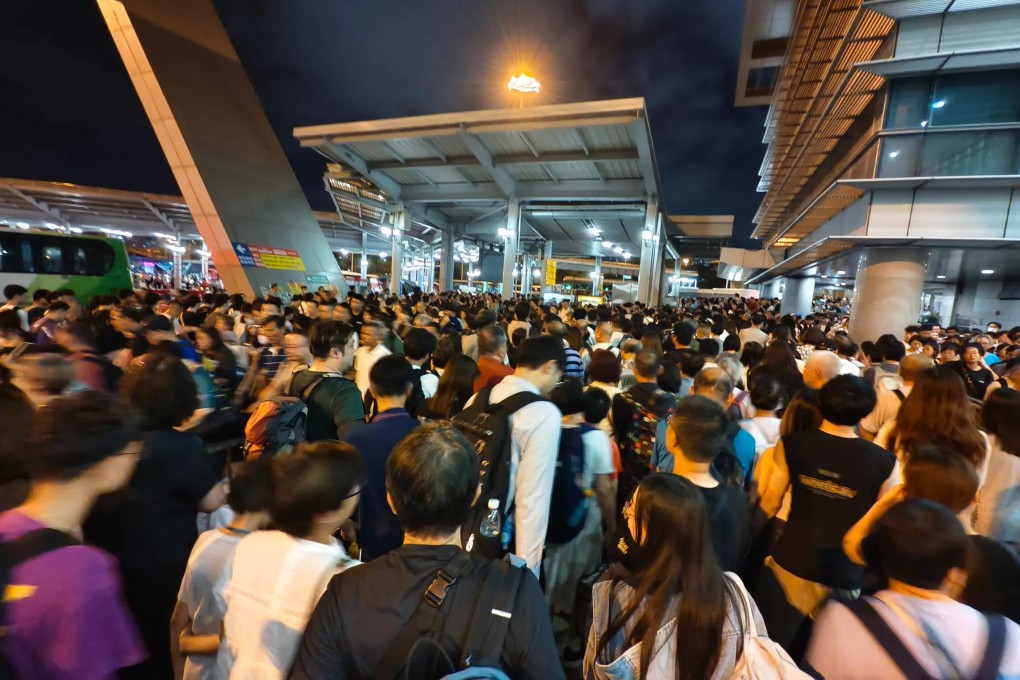 Thousands of Hongkongers stuck at the Shenzhen Bay checkpoint on 
Monday, the last day of the Buddha’s Birthday long weekend. Photo: Handout