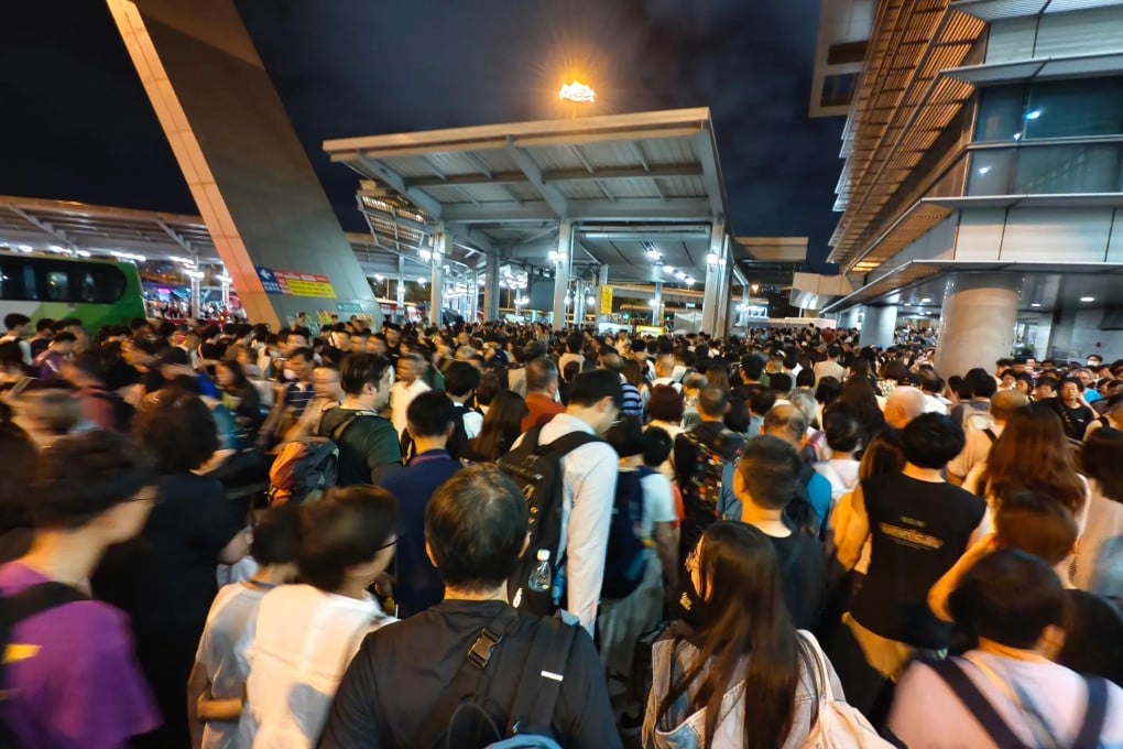 Thousands of Hongkongers stuck at the Shenzhen Bay checkpoint on
Monday, the last day of the Buddha’s Birthday long weekend. Photo: Handout