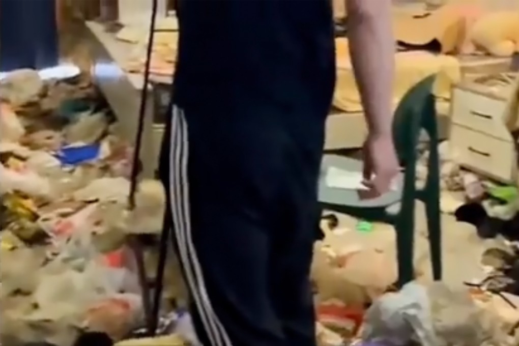 A woman living alone in a flat in Nanning fell two months behind on her rent and disappeared, leaving the unit cluttered with piles of dirty smelly rubbish and a starving dog. Photo: Baidu