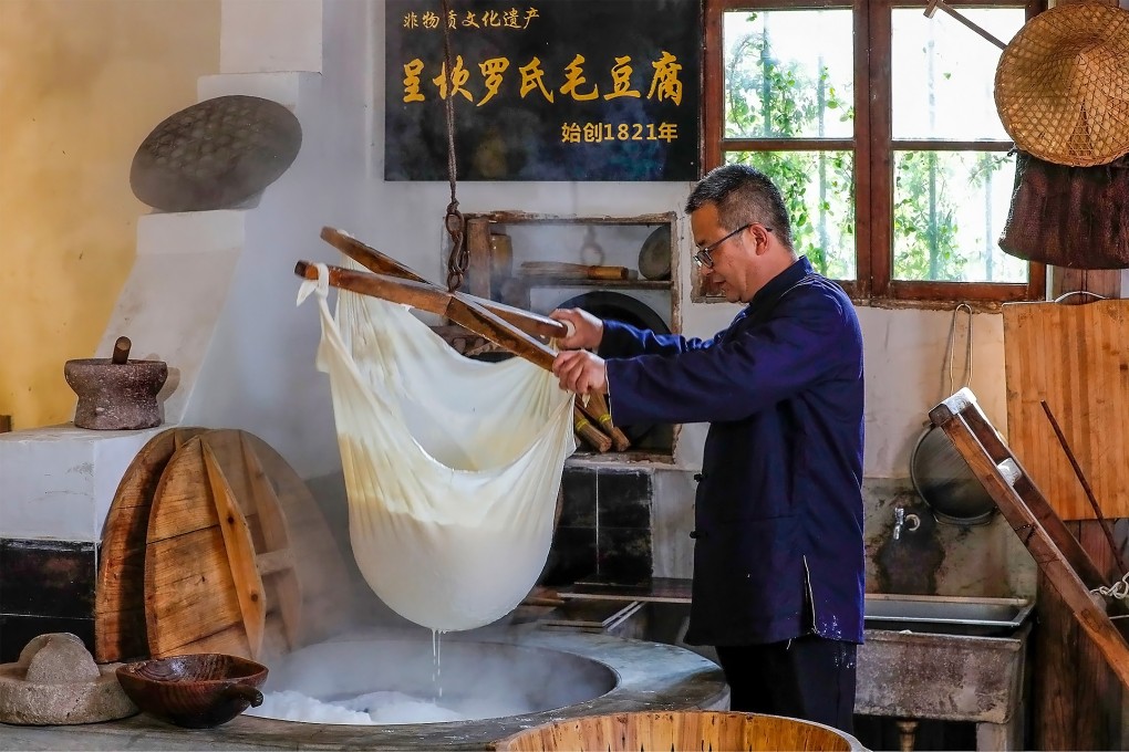 Using a cotton fabric mesh, or a tofu cloth, is essential in tofu making to separate the soy curds from the liquid whey and to shape the final product. Photo: Facebook/China Plus Culture