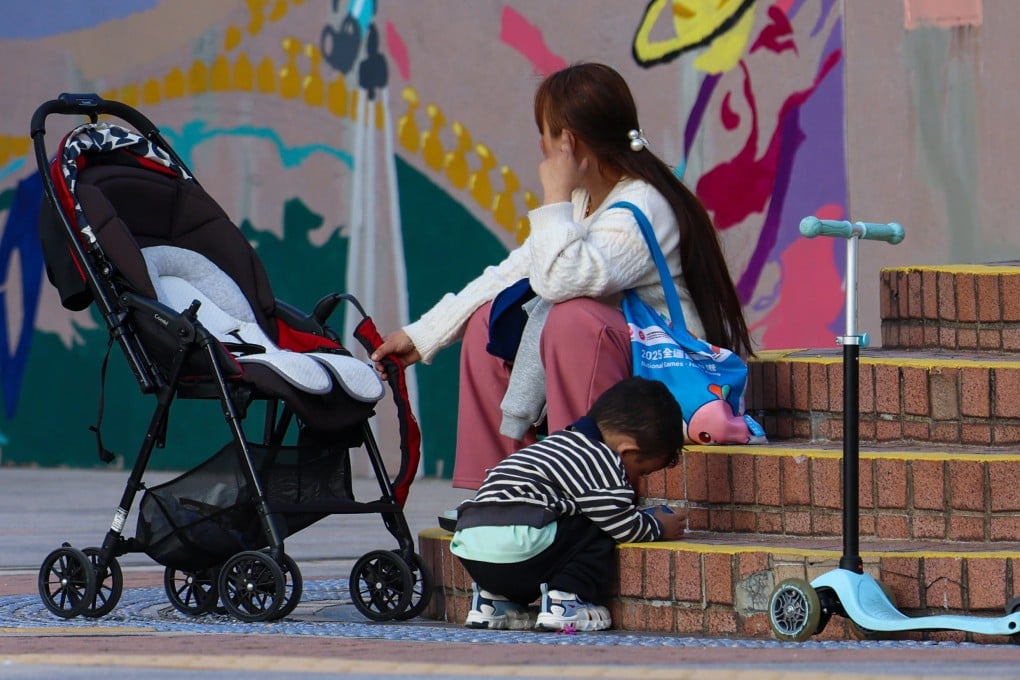 A woman and child rest on some steps in Tsim Sha Tsui on January 13. Photo: Jelly Tse