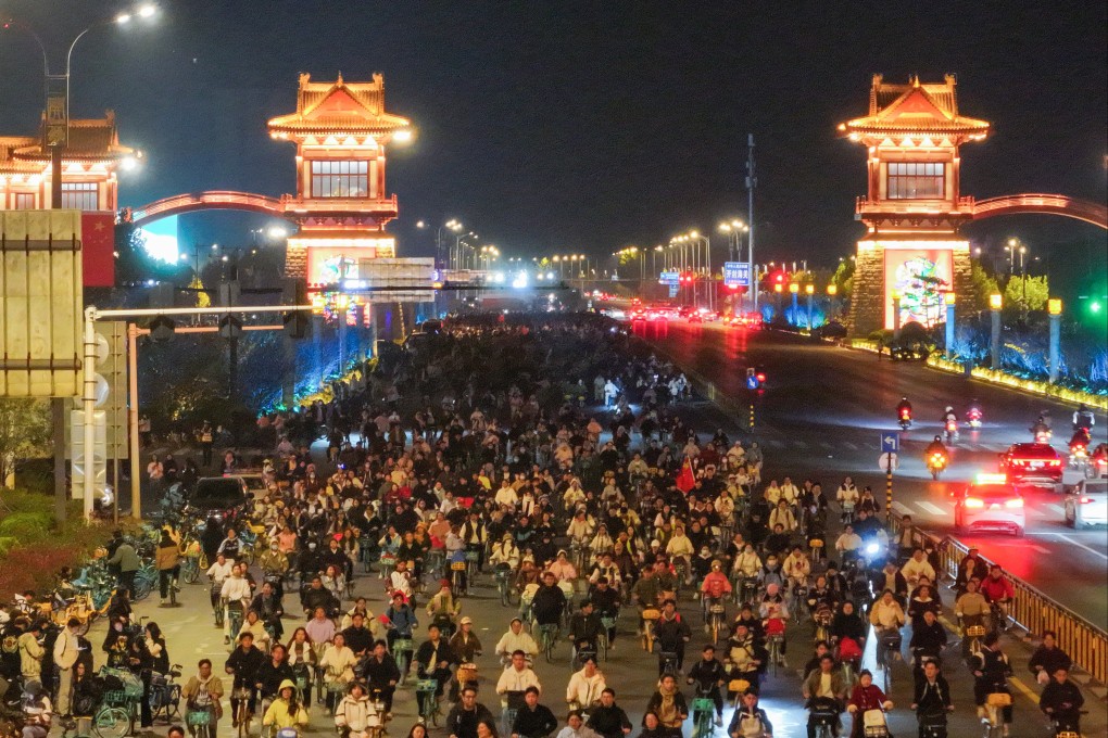 A Chinese woman riding a bicycle over a busy bridge feared her throat would be cut when she was caught by a fishing line. Photo: Getty Images