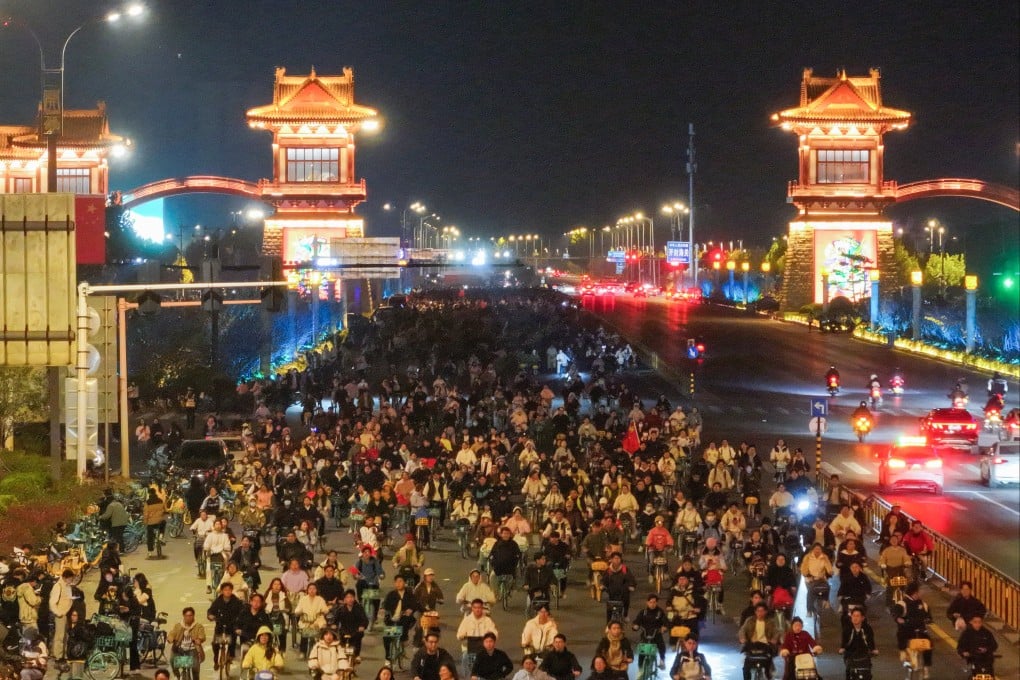 A Chinese woman riding a bicycle over a busy bridge feared her throat would be cut when she was caught by a fishing line. Photo: Getty Images