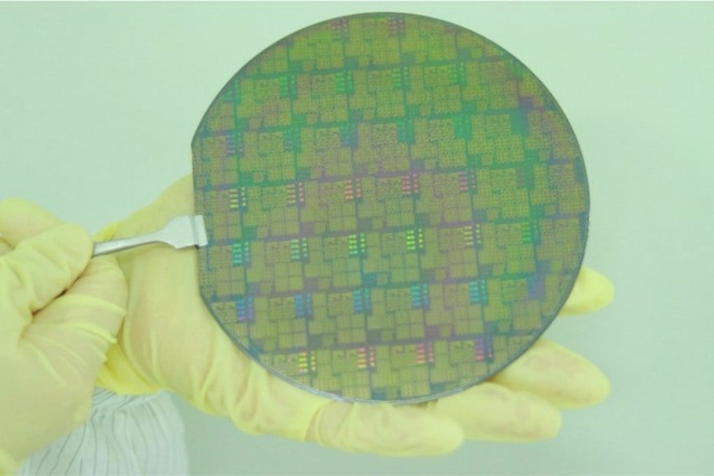 Chinese researchers are using two-dimensional materials such as molybdenum disulfide to pack more transistors onto microchips. Photo: Nanjing University