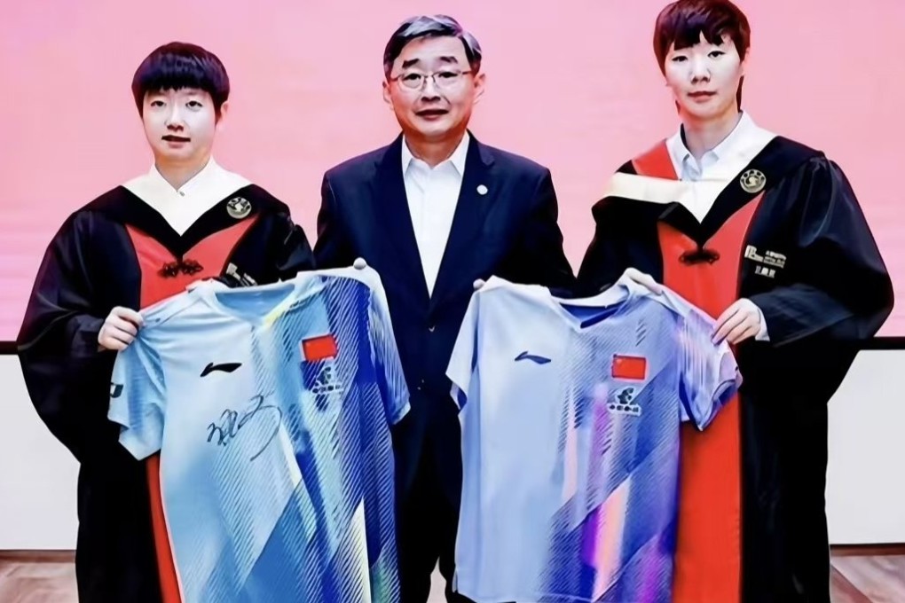 Sun Yingsha (left) and Wang Manyu (right) took graduation photos with faculty as members of the undergraduate class of 2019 at Shanghai Jiao Tong University. Photo: Weibo