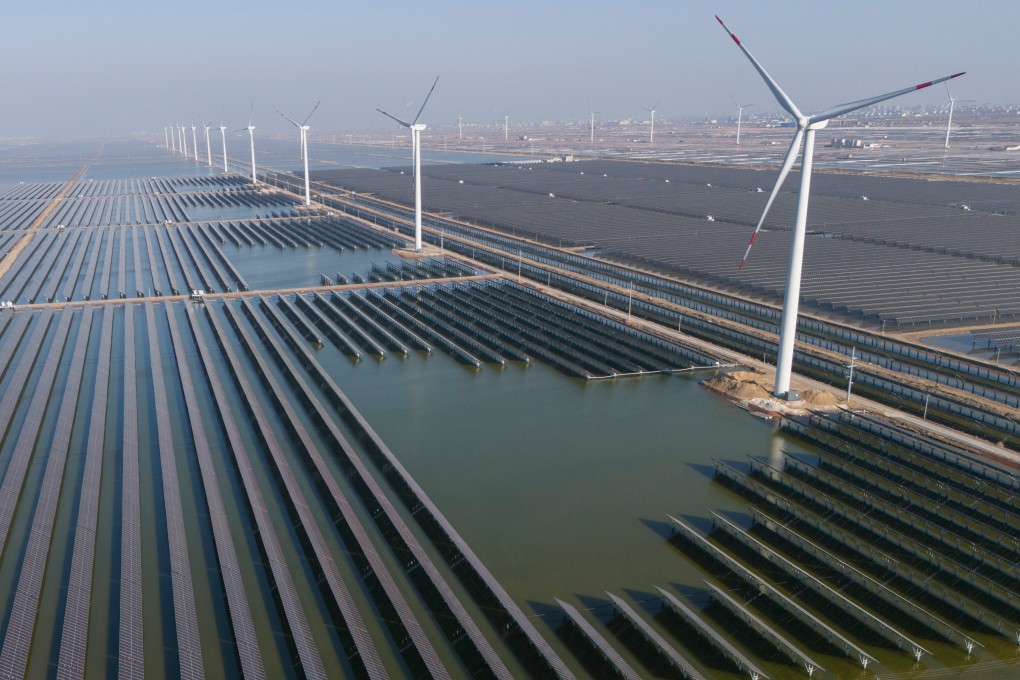 Wind turbines tower above a solar farm near Weifang, Shandong province, Photo: AP