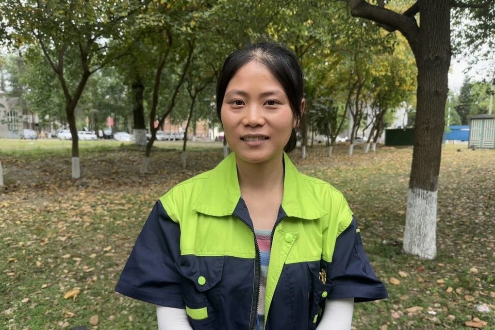 A university cleaner in China who was inspired by the students around her while she was working has made graduate school after a year of self-study Photo: sichuan.scol.com