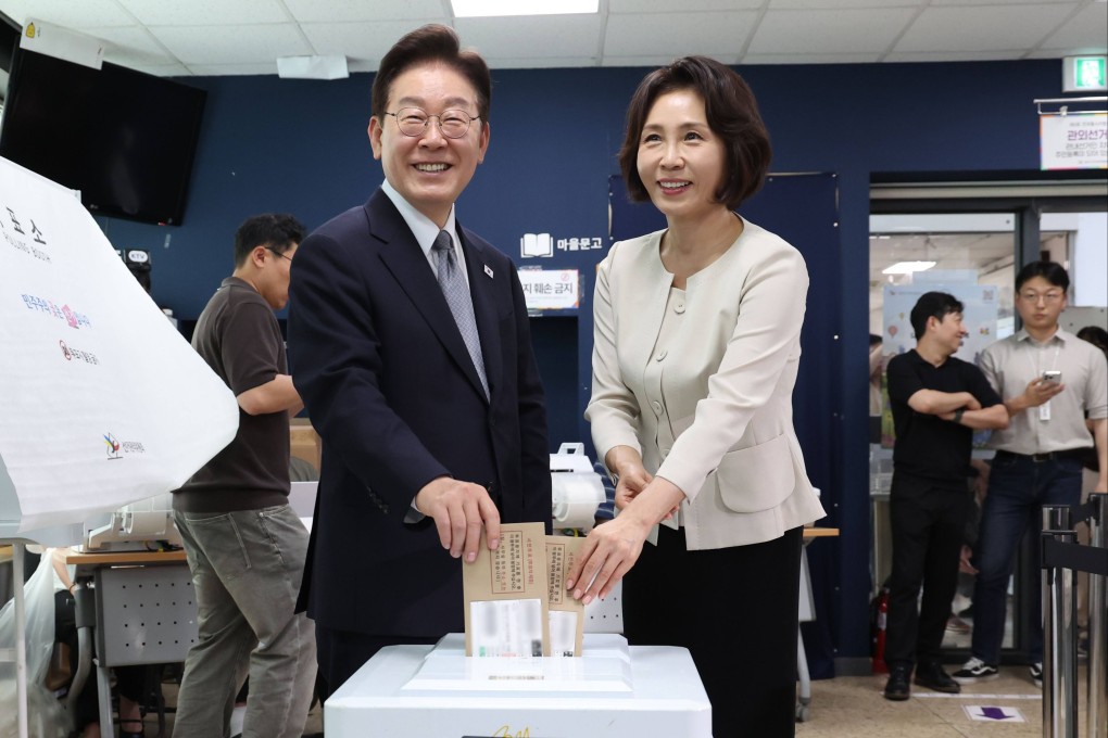 South Korean President Lee Jae-myung and First Lady Kim Hea-kyung cast their ballots during early voting for nationwide local elections at a polling station in Seoul on May 29. Photo: dpa