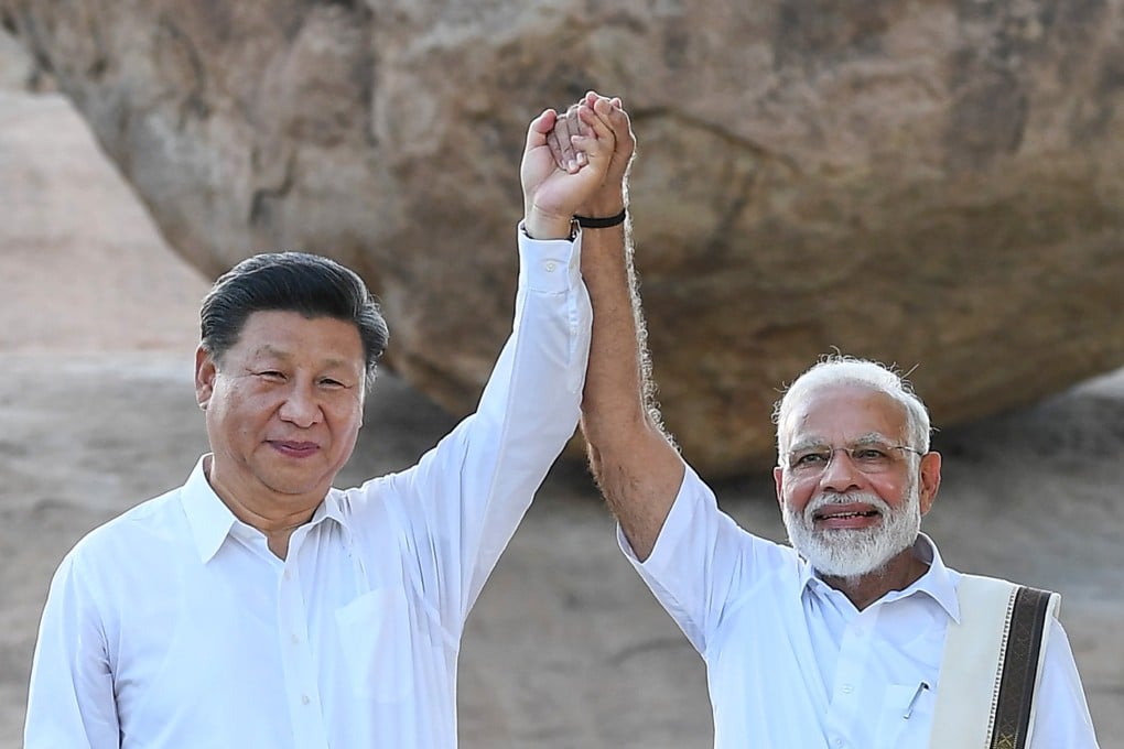 Chinese President Xi Jinping and Indian Prime Minister Narendra Modi visit the Vaan Irai Kal monument as part of informal summit talks in Mamallapuram, India, on October 11, 2019. Photo: dpa