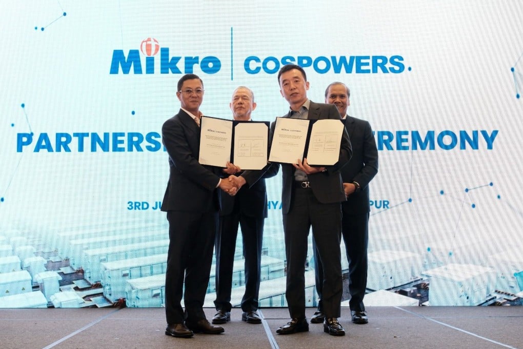 Syed Mohd Hafiz Syed Mohd of Mikro MSC Berhad (left) shakes hands with William Wang, vice-president of Hong Kong Cospower Technology, in the presence of Malaysia’s Deputy Prime Minister Fadillah Yusof during the signing of a strategic partnership to support Malaysia’s energy transition on Wednesday. Photo: Handout