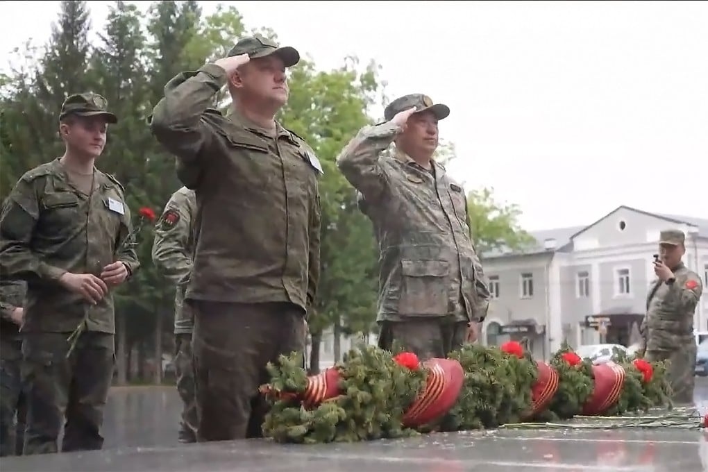 A PLA inspection team pays its respects at a memorial site during a visit to several facilities in Russia’s Eastern Military District this week. Photo: Tass