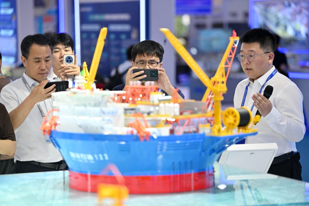 Visitors view a model of the Haikui No 1, a new Chinese floating offshore facility, at a shipping industry expo in Tianjin. Photo: Xinhua