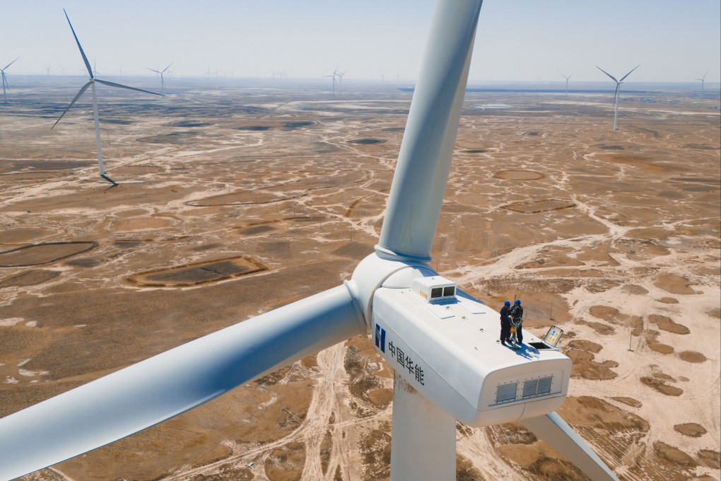 Workers inspect a wind turbine on April 23, in China’s Jilin province. Photo : Xinhua