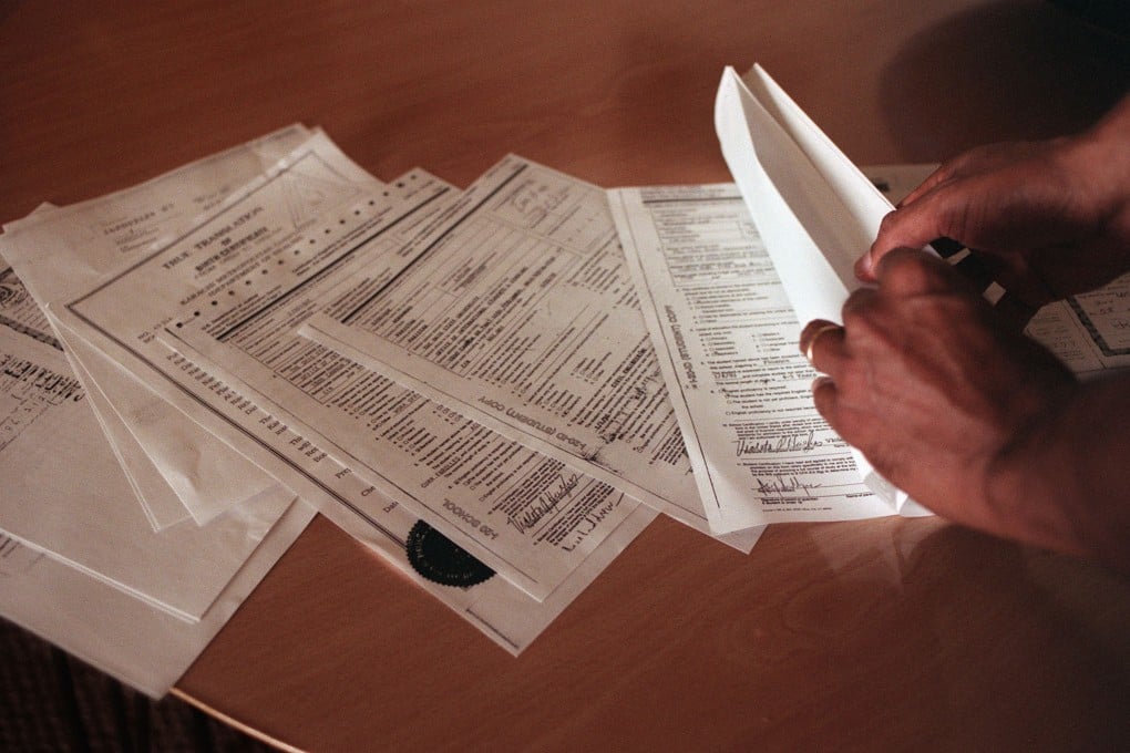 An applicant looks through H-1B visa application documents. Last year, Washington raised the H-1B application fee to US$100,000. Photo: Bay Area News Group / TNS