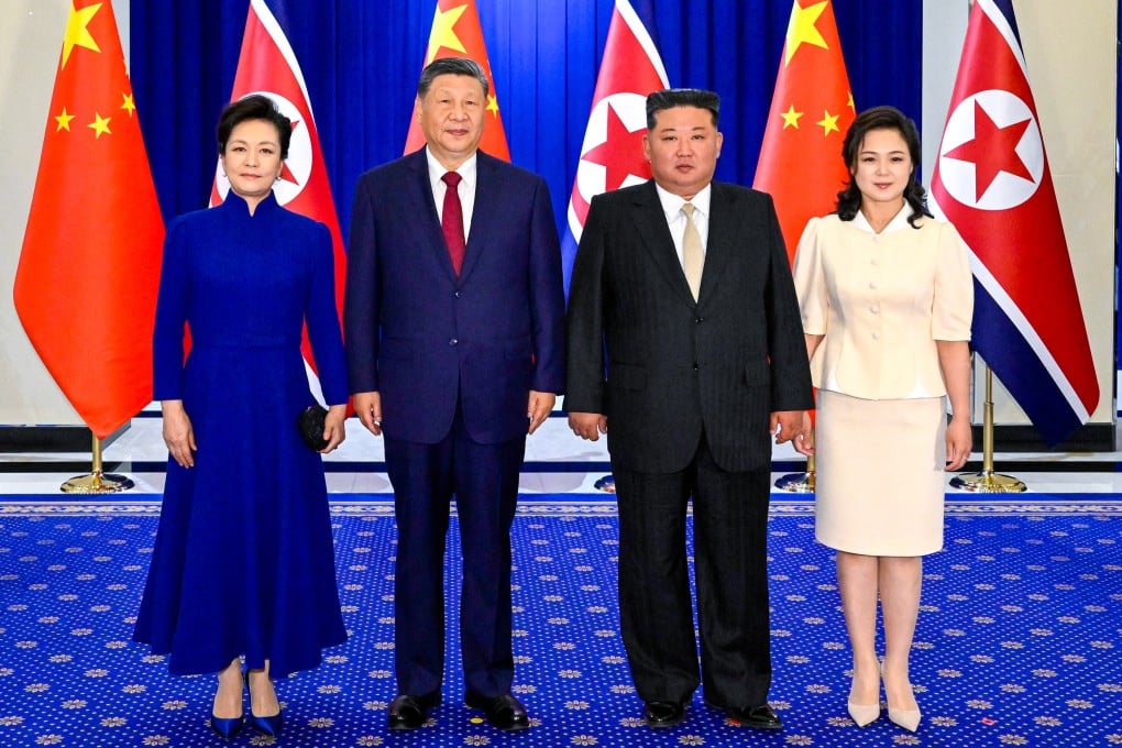 Chinese President Xi Jinping (second from left) and his wife, Peng Liyuan (left), pose with North Korean leader Kim Jong-un and his wife, Ri Sol-ju, in Pyongyang on Monday. Photo: Xinhua