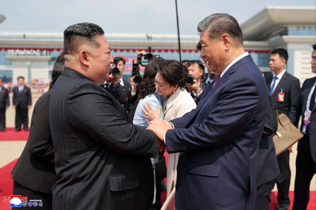 North Korean leader Kim Jong-un (left) and President Xi Jinping at Pyongyang International Airport. Photo: AFP
