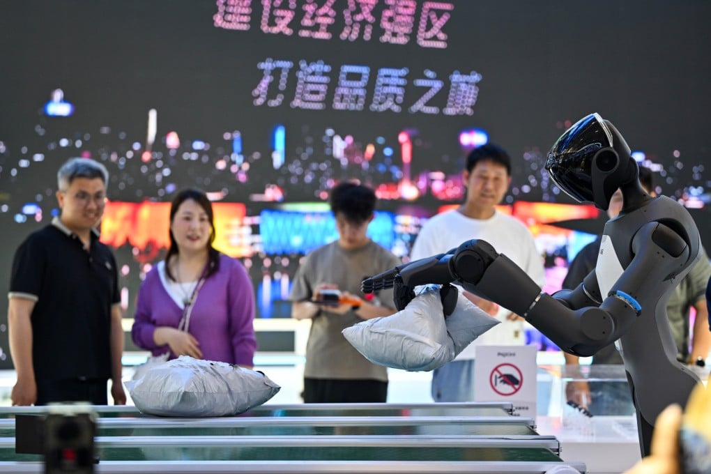 People watch a humanoid robot showcase its capabilities at the World Intelligence Expo 2026 in Tianjin on May 28. Photo: Xinhua