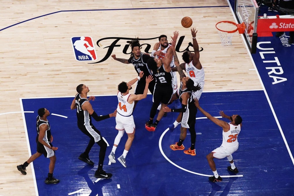 New York Knicks forward OG Anunoby (#8) makes the game-winning tip shot against San Antonio Spurs. Photo: Reuters