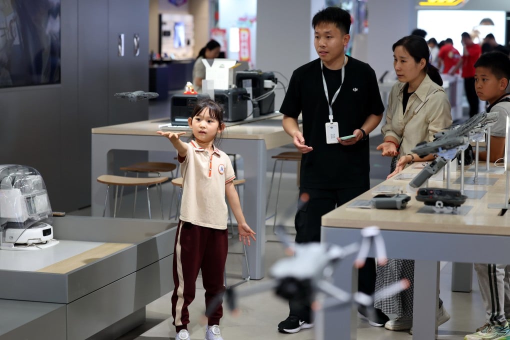 Customers choose electronic products in a shopping mall in Shijiazhuang, north China’s Hebei province, on May 22. Photo: Xinhua