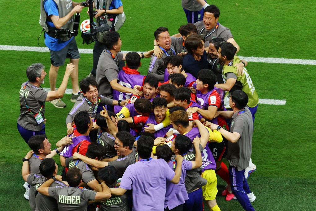 South Korea coach Hong Myung-bo (in dark blue shirt) and captain Son Heung-min (middle, winking) celebrate with the whole squad after their win over the Czech Republic. Photo: Reuters