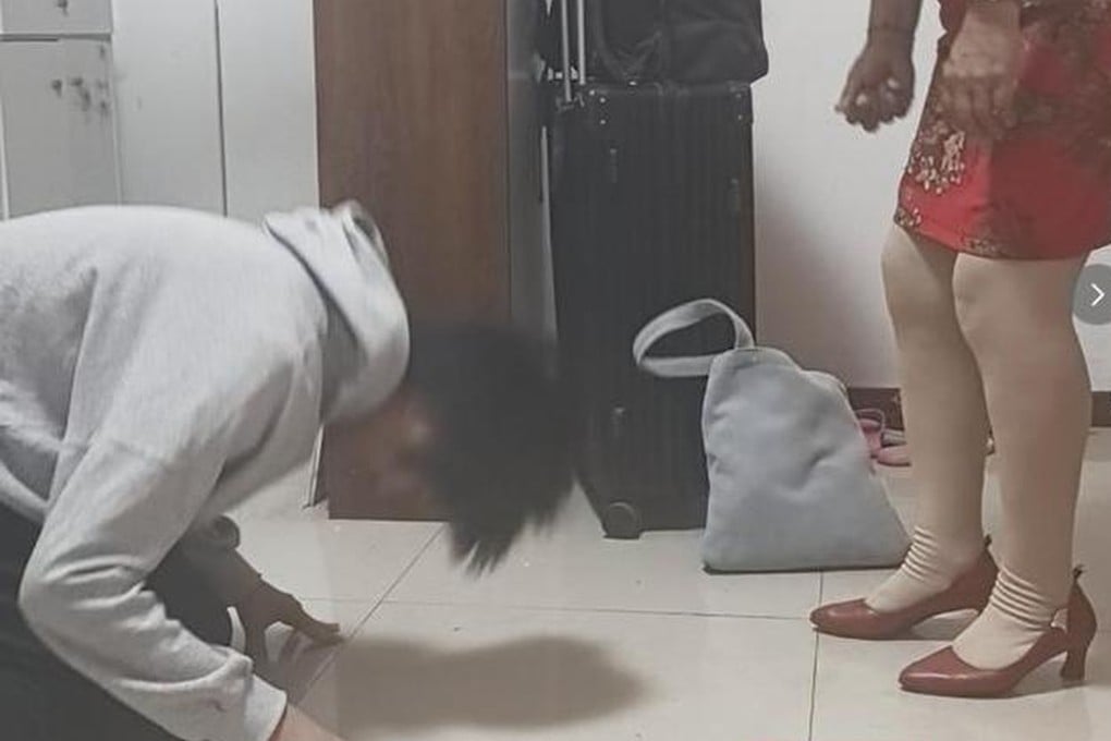 An 18-year-old boy in China, abandoned at birth and with a hearing impairment, knelt in gratitude to his adoptive mother after finishing the gaokao. Photo: Jimu News