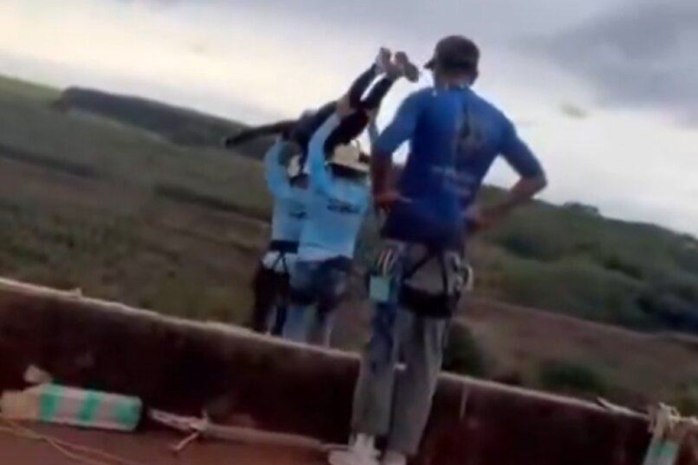A woman is launched off a bridge in Brazil without a rope on Saturday. Photo: X/Fuxico Teresina