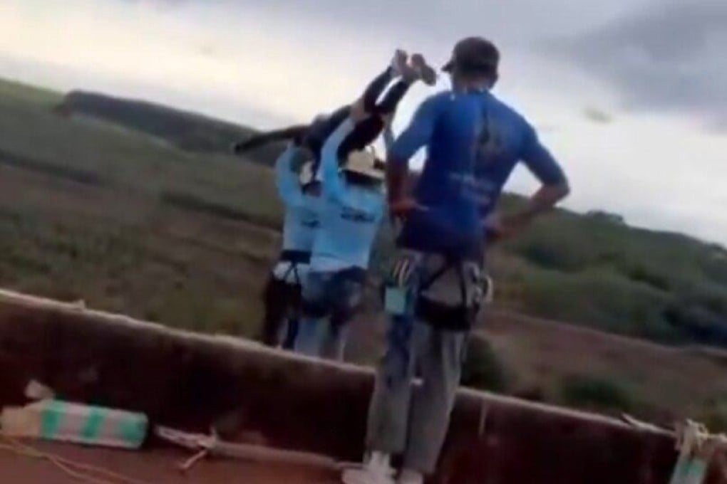 A woman is launched off a bridge in Brazil without a rope on Saturday. Photo: X/Fuxico Teresina