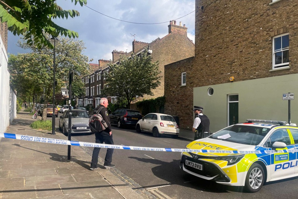 A person walks to a police officer at a cordoned off street, where a fire broke out at Britain’s Prime Minister Keir Starmer’s home in May 2025. Photo: Reuters