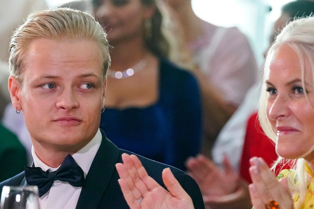 Marius Borg Hoiby looks at his mother, Crown Princess Mette-Marit, at a dinner in Oslo on June 16, 2022. Photo: AP