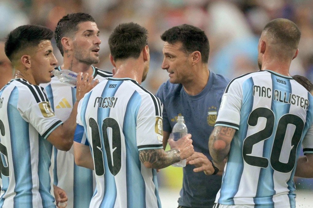 Argentina’s head coach Lionel Scaloni gives instructions to his players as they take a hydration break during the match against Algeria at the World Cup. Photo: AFP
