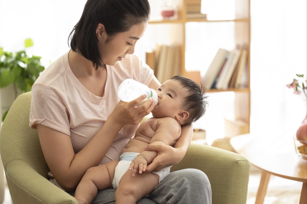 A mother is feeding her baby formula in the above photo. A three-month-old baby boy in China ended up in intensive care after his parents fed him baby milk formula prepared with vegetable juice. Photo: Getty Images