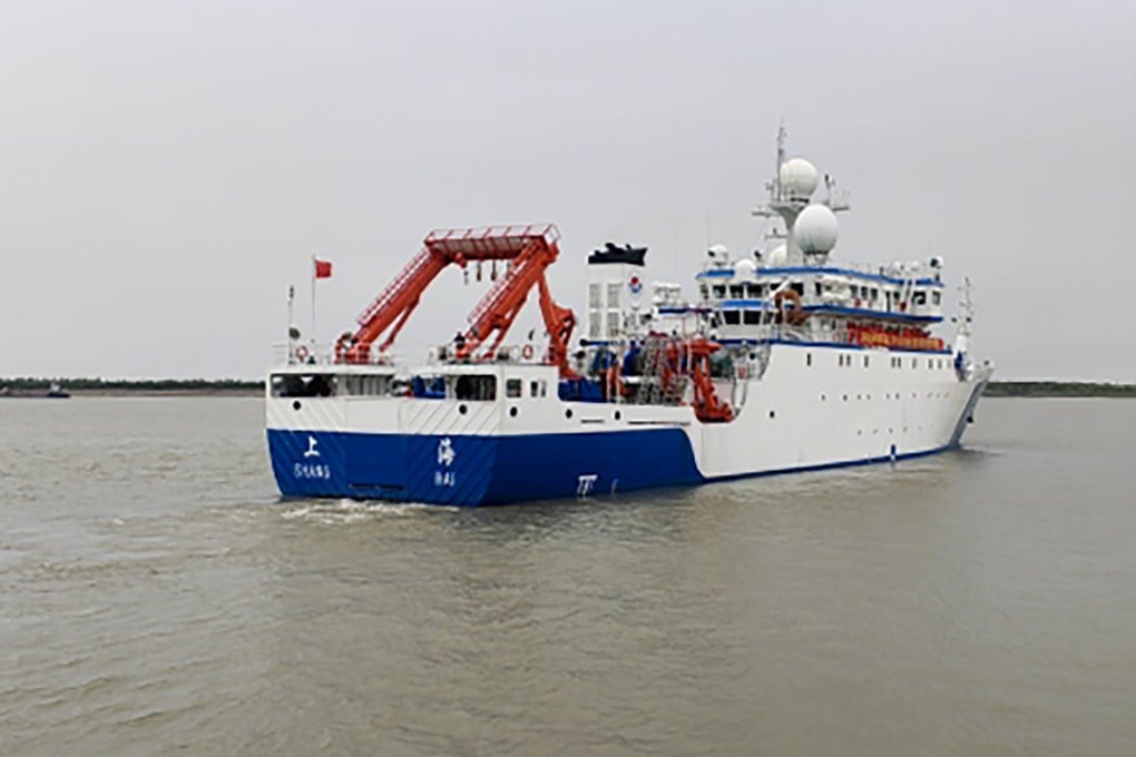 The squid fishing machine is undergoing sea trials on the Song Hang scientific research vessel. Photo: Shanghai Ocean University