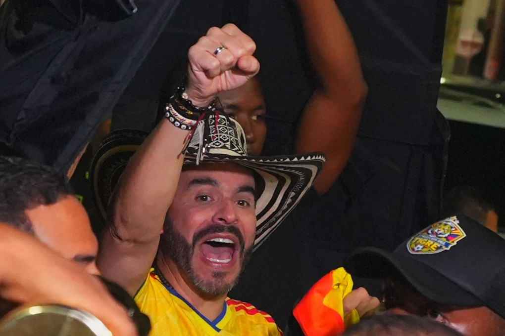 Colombia’s presidential candidate Abelardo de la Espriella of the ultraconservative ‘Defenders of the Homeland’ movement raises his fist as he leaves a meeting outside the Cubo de Cristal building in Barranquilla, on Saturday. Photo: AFP