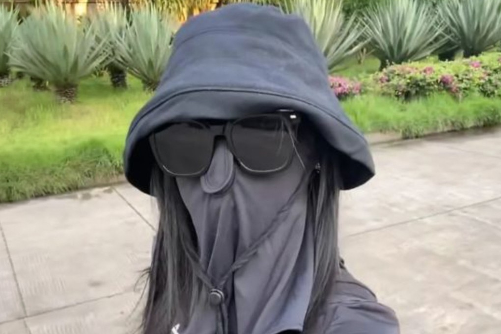 A Chinese woman who took extreme sun protection measures by covering her entire face with a hat and mask after applying sunscreen has developed skin redness and itchiness. Photo: Baidu