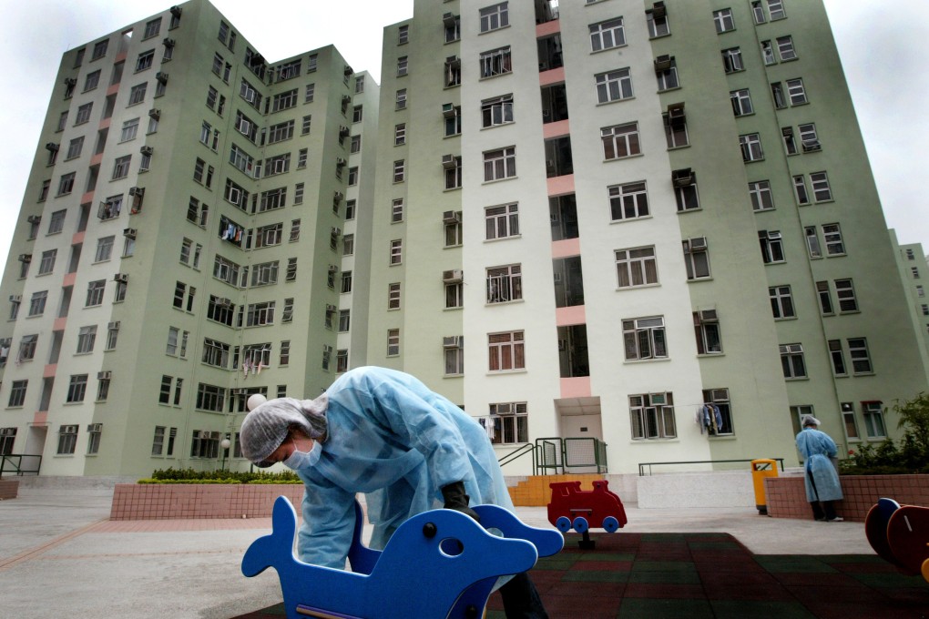 Large-scale cleaning at Telford Gardens in Kowloon Bay on April 11, 2003. Photo: Martin Chan