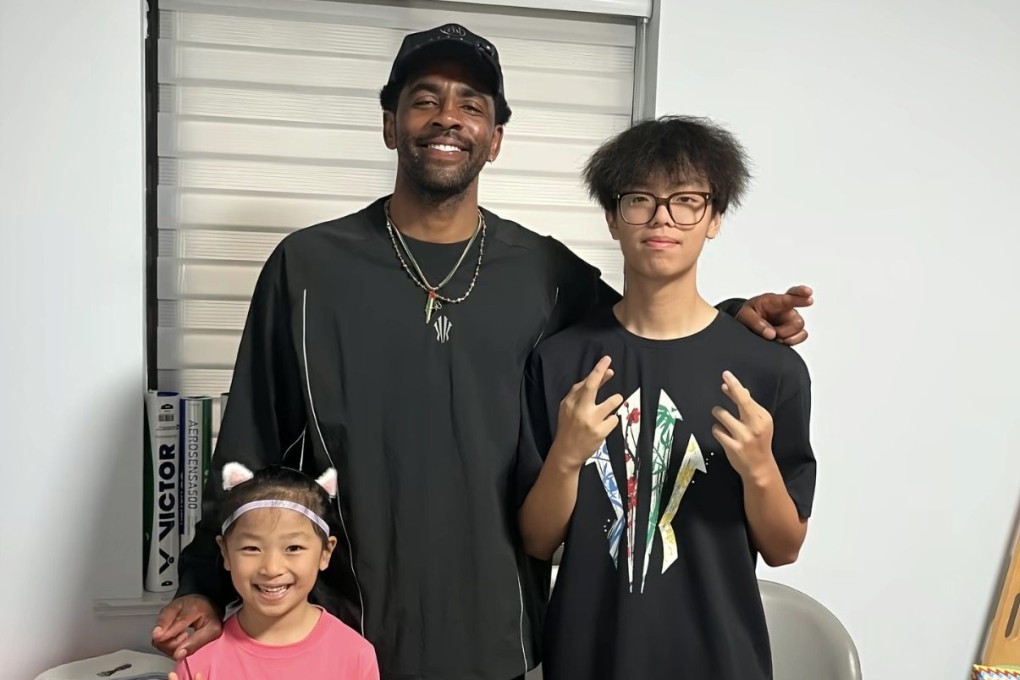 Dallas Mavericks star Kyrie Irving with the Shanghai fan and his family at their home. Photo: Douyin