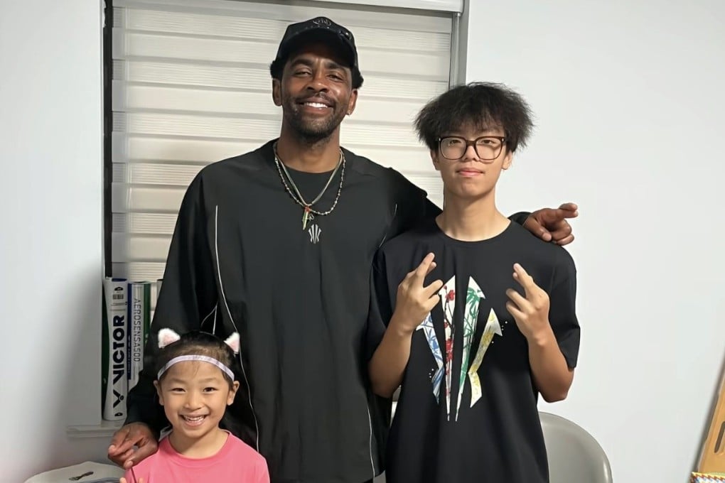 Dallas Mavericks star Kyrie Irving with the Shanghai fan and his family at their home. Photo: Douyin