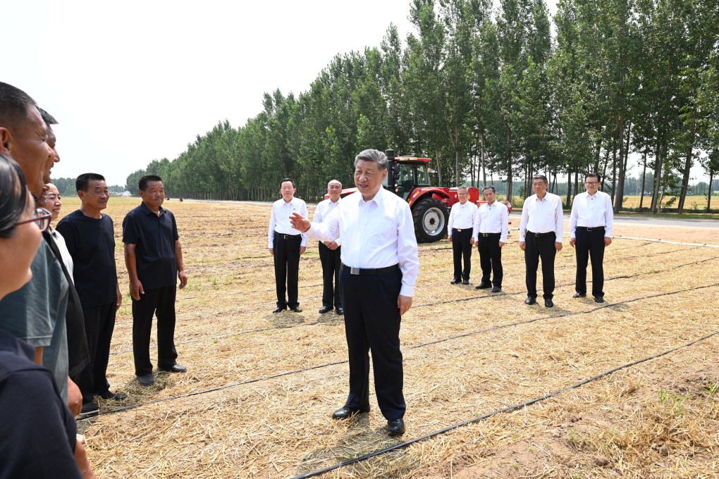 President Xi Jinping talks with grain growers, agricultural machinery operators and agricultural technicians on Wednesday in Lingcheng, Shandong province. Photo: Xinhua