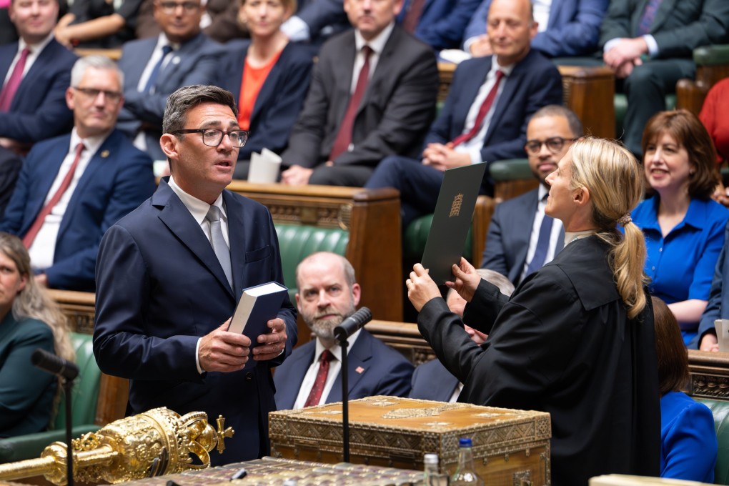 Andy Burnham is sworn in as the member of parliament for Makerfield in the House of Commons chamber in London on June 22, following the resignation of British Prime Minister Keir Starmer. Photo: EPA