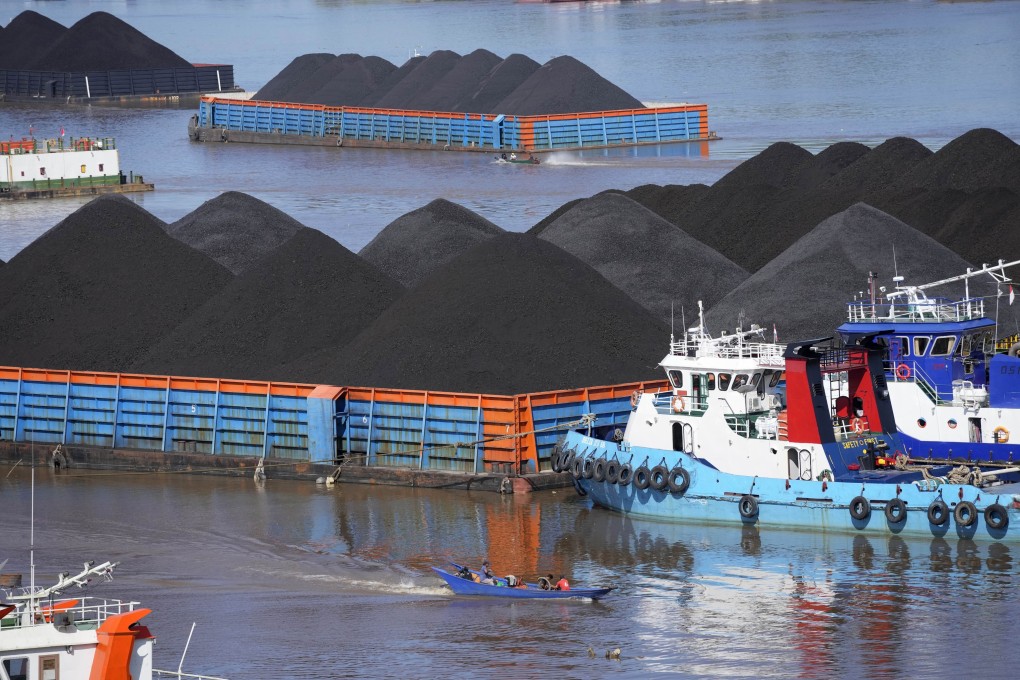 Barges are loaded with coal on the Mahakam River in Samarinda, East Kalimantan, Indonesia, in 2022. Photo: AP