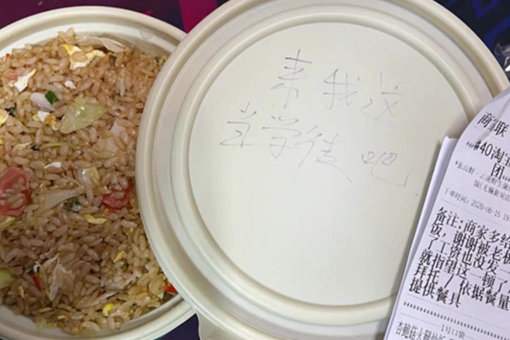 A financially struggling man ordered fried rice and mentioned he only ate once a day, hoping for a bit more rice. The restaurant owner exceeded his expectations. Photo: Sina