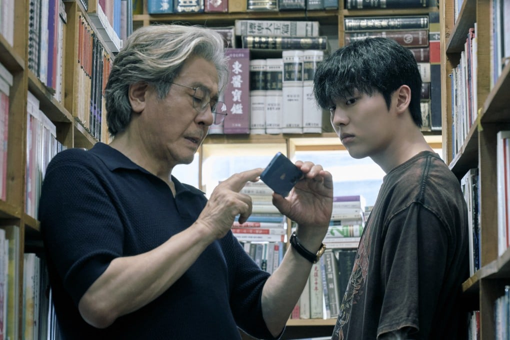 Choi Min-sik (left) as literature professor Heo Mun-oh and Choi Hyun-wook as engineering student Lee Kang in a still from Notes from the Last Row. The new Korean drama is now streaming on Netflix. Photo: Yu Ara/Netflix