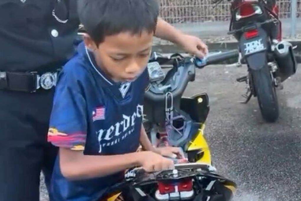 A 13-year-old boy shows off his modified bicycle to police officers. Photo: Threads/hafizul.akmal