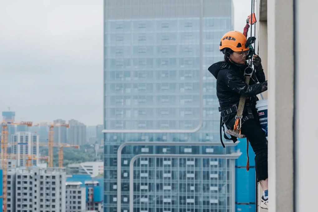 A 36-year-old single mother in China, dubbed “Spider-Woman,” cleans and repairs high-rise buildings to support her family. Photo: Sohu