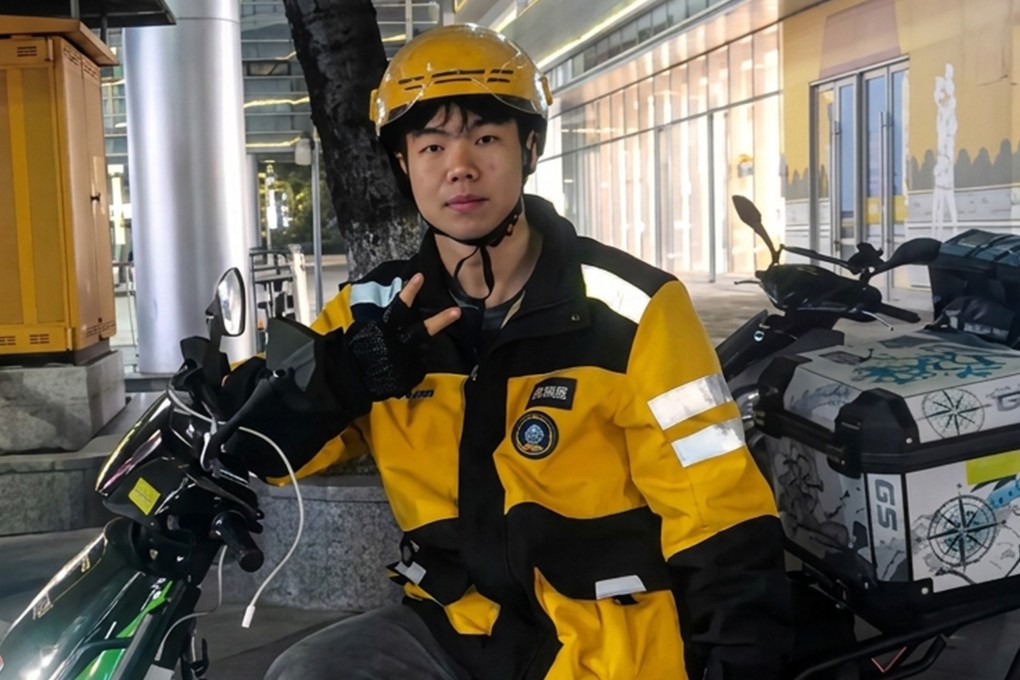 A 20-year-old food delivery rider died while saving others. He will be remembered as a kind, devoted son who deeply cared for his family. Photo: Sina