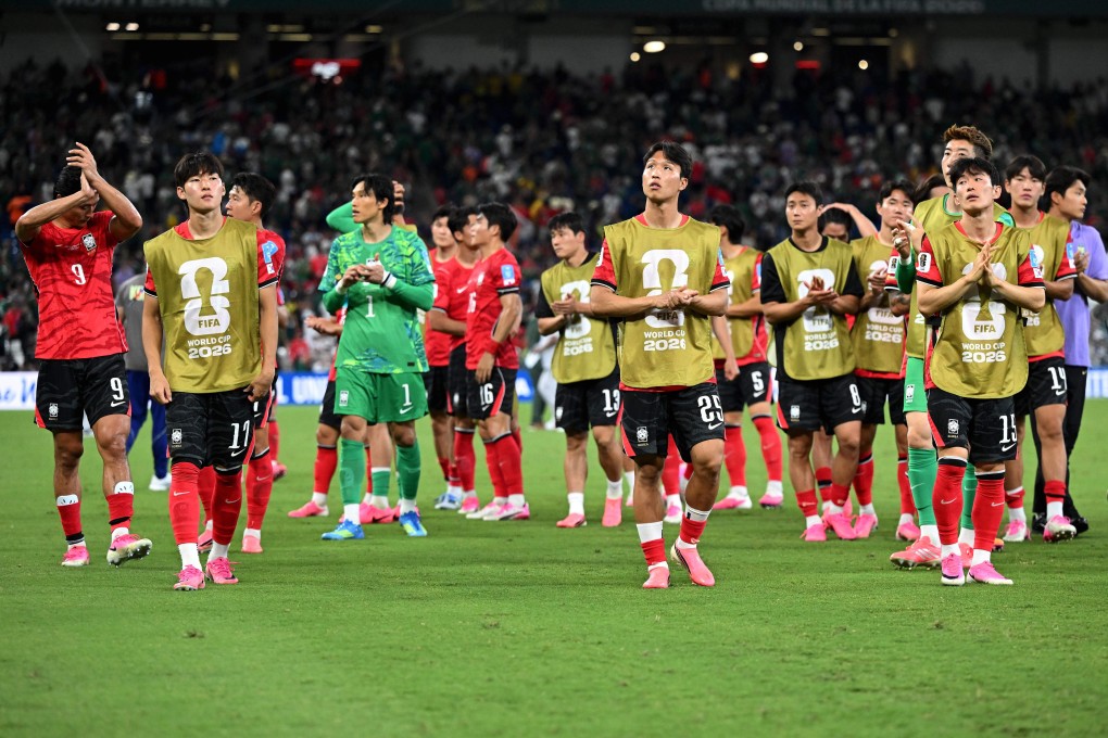 South Korea’s downcast players applaud their fans after their defeat by South Africa in the World Cup. Photo: Xinhua