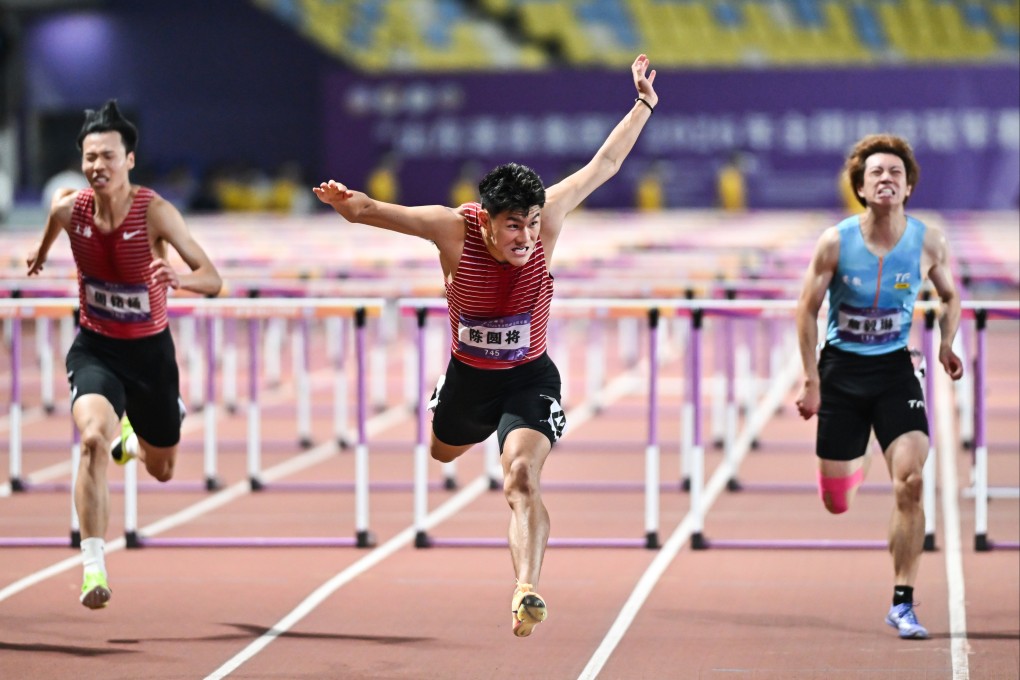 Chen Yuanjiang (centre) winning the 110m hurdles in a personal-best time at the National Athletics Championships in Rizhao, Shandong, on Saturday. Photo : VCG