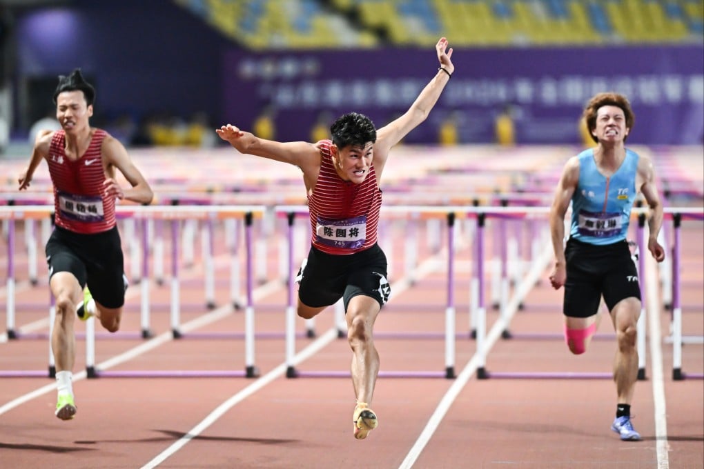 Chen Yuanjiang (centre) winning the 110m hurdles in a personal-best time at the National Athletics Championships in Rizhao, Shandong, on Saturday. Photo : VCG