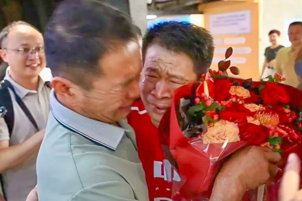 Lei Zeqing, right, was deeply emotional as he embraced his older brother during their heartfelt reunion after 35 years apart. Photo: Sohu